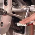 Cara Memperbaiki Gigi Perseneling Motor yang Keras dengan Mudah Tanpa Perlu ke Bengkel