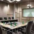 Fasilitas yang Perlu Ada di Meeting Room agar Pertemuan Lancar dan Nyaman