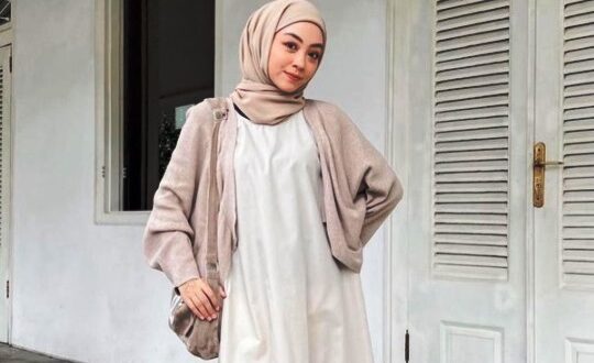 Makin Modis dengan Penggunaan Midi Dress Hijab