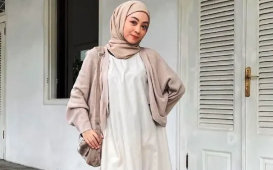 Makin Modis dengan Penggunaan Midi Dress Hijab