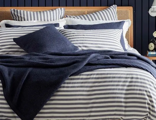 Beli Bedcover dengan Motif Garis