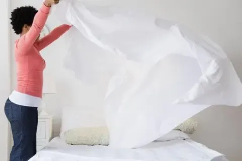 Kiat Pemilihan Warna dan Motif Bedcover agar Kamar Tetap Lega dan Gak Sumpek