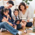 Tips Pola Asuh Anak di Era Digital yang Sebaiknya Moms Ketahui