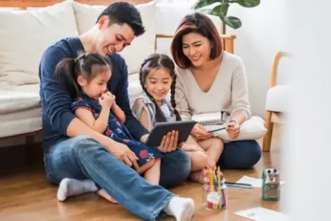 Tips Pola Asuh Anak di Era Digital yang Sebaiknya Moms Ketahui