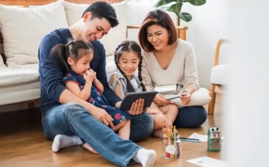 Tips Pola Asuh Anak di Era Digital yang Sebaiknya Moms Ketahui