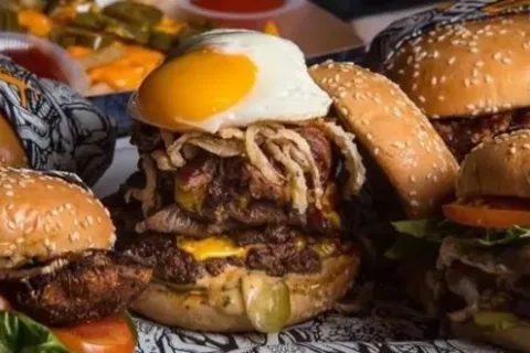 Lawless Burgerbar Menteng Tempat Nongkrong Buat Kamu yang Lapar Berat dan Butuh Asupan Musik Rock