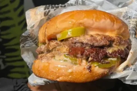 The Drop In Chicago Nongkrong Asyik dengan Burger Wagyu dan Vibe Santai