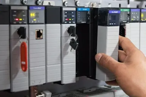 Pentingnya Belajar Mesin Instrumental di Industri dengan Praktek Menggunakan PLC Allen Bradley di Berdiklat