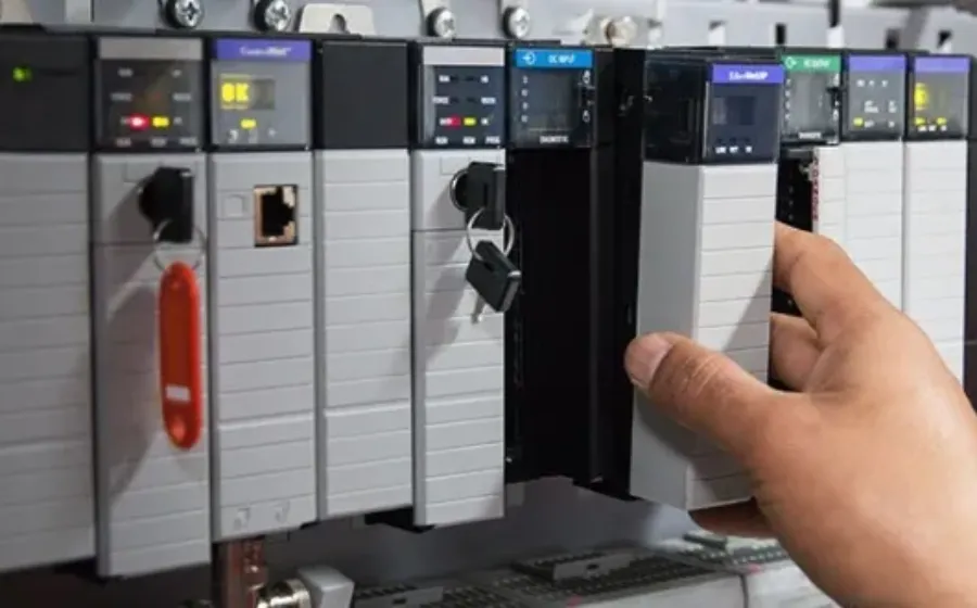 Pentingnya Belajar Mesin Instrumental di Industri dengan Praktek Menggunakan PLC Allen Bradley di Berdiklat