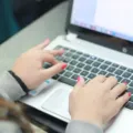 Panduan praktis cara memilih laptop kerja dan belajar yang tangguh serta nyaman digunakan harian