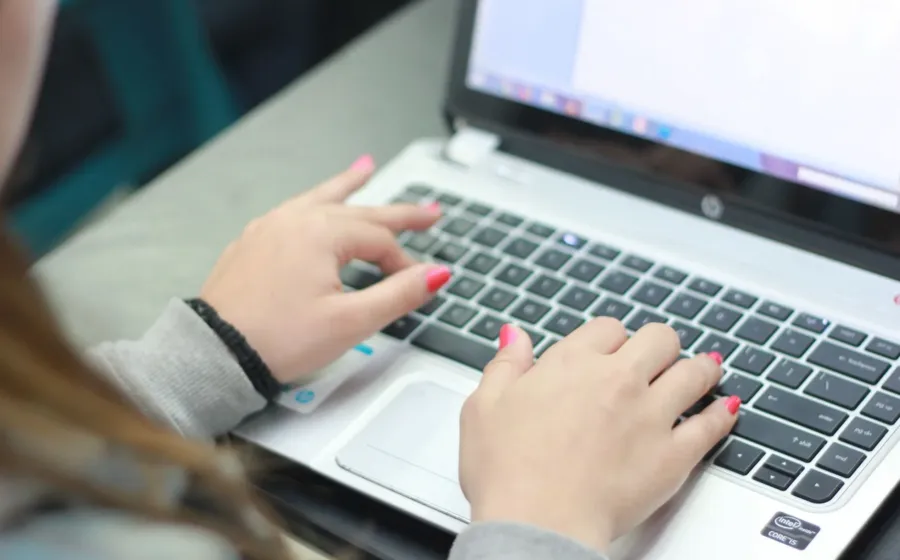 Panduan praktis cara memilih laptop kerja dan belajar yang tangguh serta nyaman digunakan harian