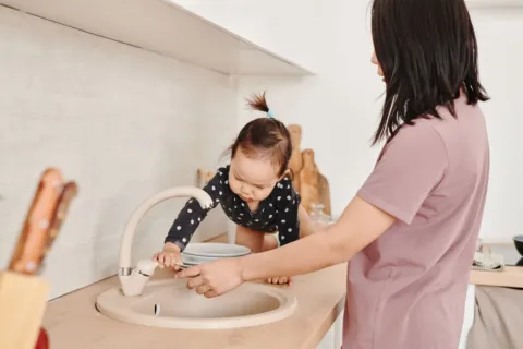 Ilustrasi cara mengembangkan kemandirian anak sejak dini dalam kehidupan sehari-hari