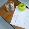 Panduan cara menjaga kesehatan tubuh sepanjang waktu dengan pola makan gizi seimbang dan olahraga teratur.