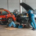 Ilustrasi cara merawat kendaraan dengan baik di bengkel servis resmi