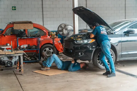 Ilustrasi cara merawat kendaraan dengan baik di bengkel servis resmi