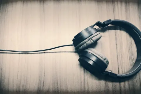 Ilustrasi tips memilih headset terbaik dengan kualitas audio dan kenyamanan maksimal