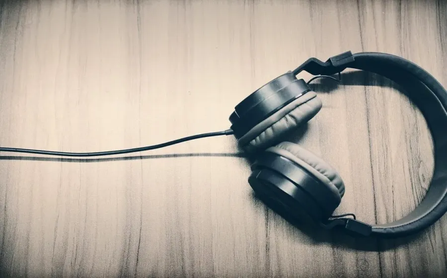 Ilustrasi tips memilih headset terbaik dengan kualitas audio dan kenyamanan maksimal
