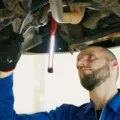 Ilustrasi tips merawat mobil harian untuk menjaga kondisi mesin tetap prima