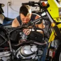 Mekanik sedang menerapkan tips merawat motor agar kondisi mesin tetap prima dan awet