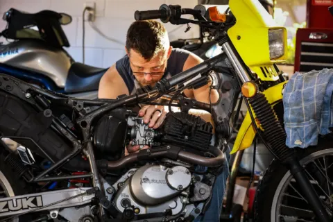 Mekanik sedang menerapkan tips merawat motor agar kondisi mesin tetap prima dan awet