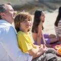 Wisata keluarga hemat dan nyaman saat piknik bersama di taman alam terbuka