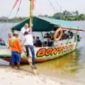 Keluarga ceria menikmati wisata liburan keluarga di area outdoor yang hijau dan asri