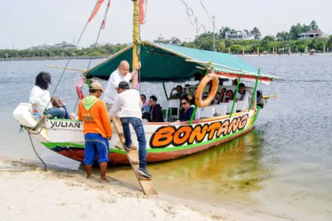 Keluarga ceria menikmati wisata liburan keluarga di area outdoor yang hijau dan asri