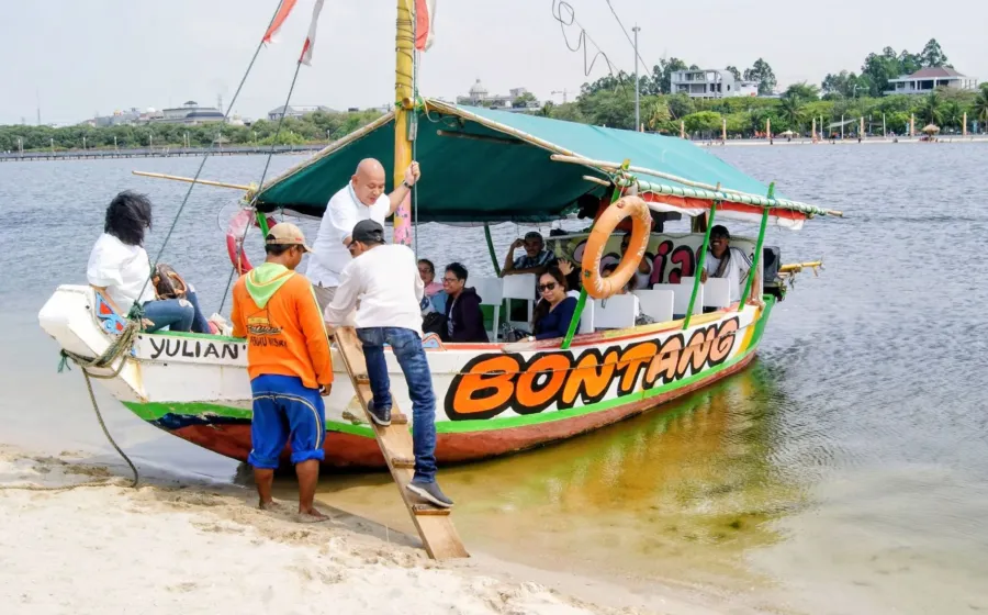 Keluarga ceria menikmati wisata liburan keluarga di area outdoor yang hijau dan asri