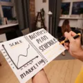 Ilustrasi strategi cara membangun bisnis stabil dan berkembang pesat melalui analisis data dan kerja tim
