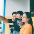 Orang tua menerapkan cara membangun karakter positif anak melalui komunikasi hangat di rumah