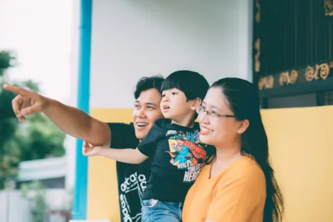 Orang tua menerapkan cara membangun karakter positif anak melalui komunikasi hangat di rumah