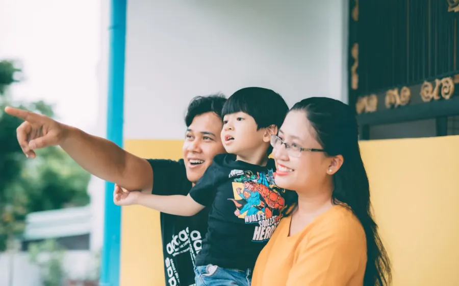 Orang tua menerapkan cara membangun karakter positif anak melalui komunikasi hangat di rumah