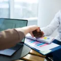 Tumpukan berkas dokumen cara membuat proposal bisnis di atas meja ruang rapat kerja