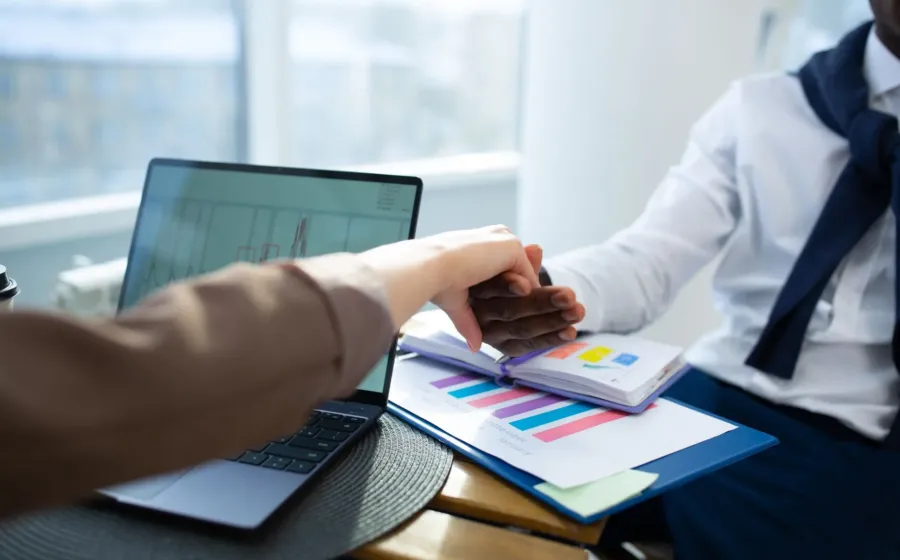 Tumpukan berkas dokumen cara membuat proposal bisnis di atas meja ruang rapat kerja