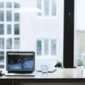 Cara memilih gadget untuk produktivitas kerja dengan susunan laptop dan aksesori di meja kerja