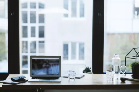 Cara memilih gadget untuk produktivitas kerja dengan susunan laptop dan aksesori di meja kerja