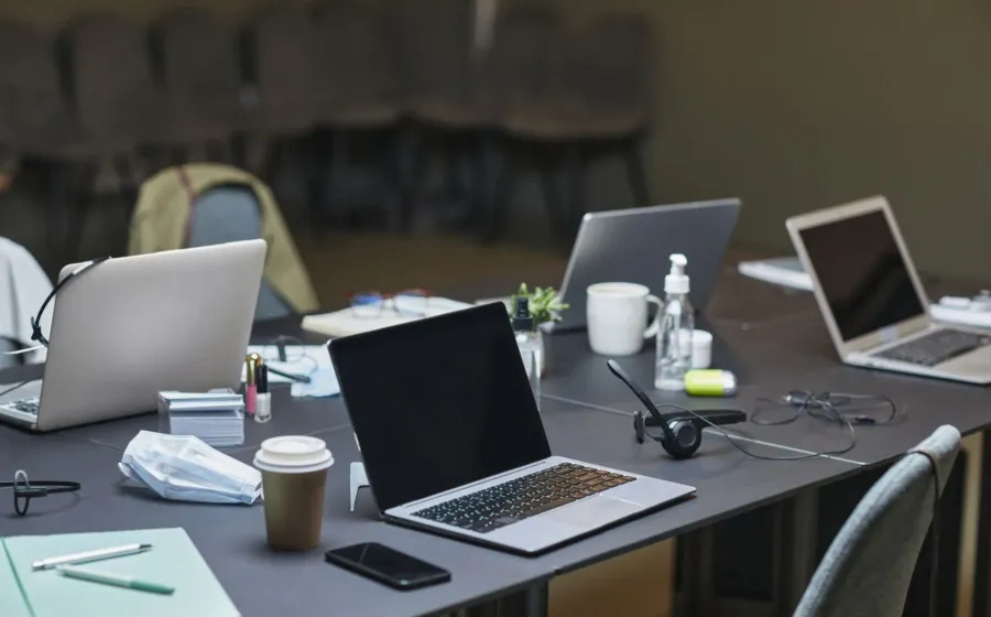 Seseorang sedang mengetik dokumen kantor di laptop untuk aktivitas kerja harian