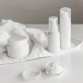Botol dan wadah produk perawatan rutin muka untuk panduan cara memilih skincare yang tepat