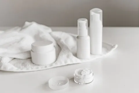 Botol dan wadah produk perawatan rutin muka untuk panduan cara memilih skincare yang tepat