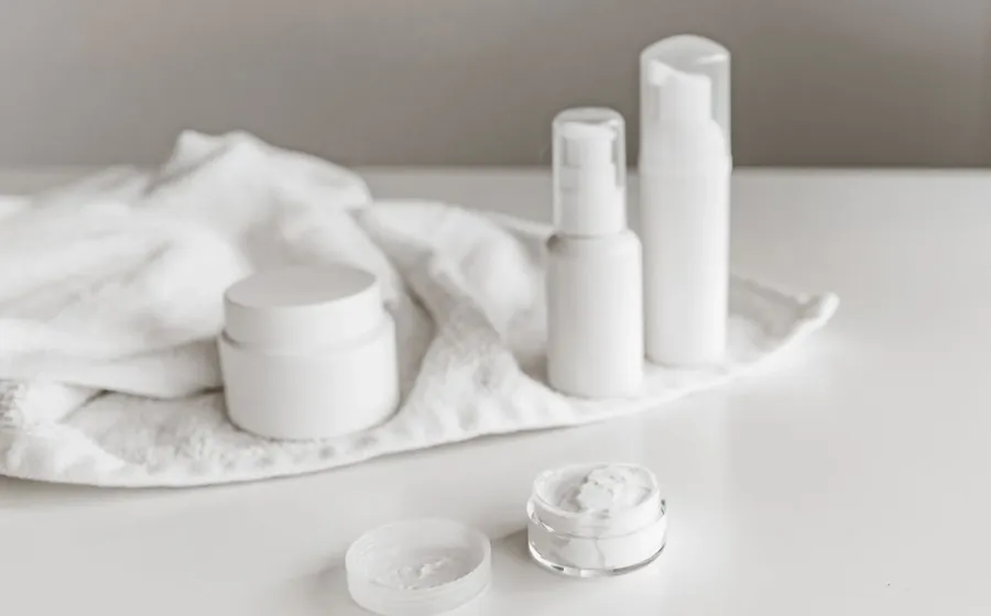 Botol dan wadah produk perawatan rutin muka untuk panduan cara memilih skincare yang tepat