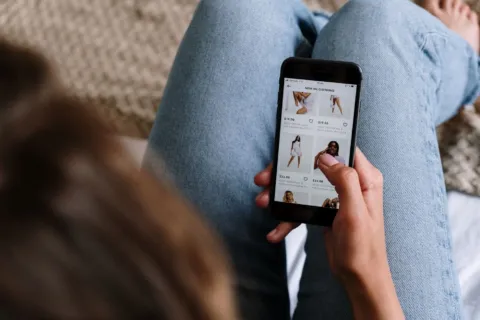 Cara memilih smartphone yang sesuai kebutuhan harian dengan memeriksa kapasitas RAM dan daya tahan baterai