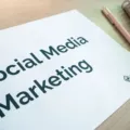 Ilustrasi strategi pemasaran digital untuk mengembangkan bisnis secara online