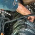 Mekanik sedang menerapkan cara merawat kendaraan secara rutin pada mesin mobil