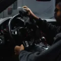 Cara merawat mobil agar tetap nyaman dengan membersihkan interior dan mengecek komponen mesin