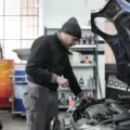 Panduan cara merawat mobil dengan benar di bengkel agar performa mesin tetap terjaga