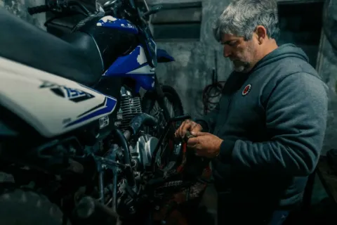 Mekanik sedang melakukan cara merawat motor agar performa mesin tetap maksimal