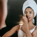 Cara merawat wajah setiap hari dengan rutinitas pembersih dan pelembab untuk kulit glowing