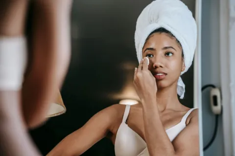 Cara merawat wajah setiap hari dengan rutinitas pembersih dan pelembab untuk kulit glowing