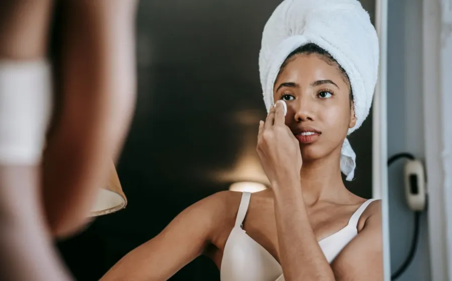 Cara merawat wajah setiap hari dengan rutinitas pembersih dan pelembab untuk kulit glowing
