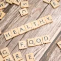 Pilihan makanan bergizi untuk tubuh berisi sayuran segar dan protein sehat